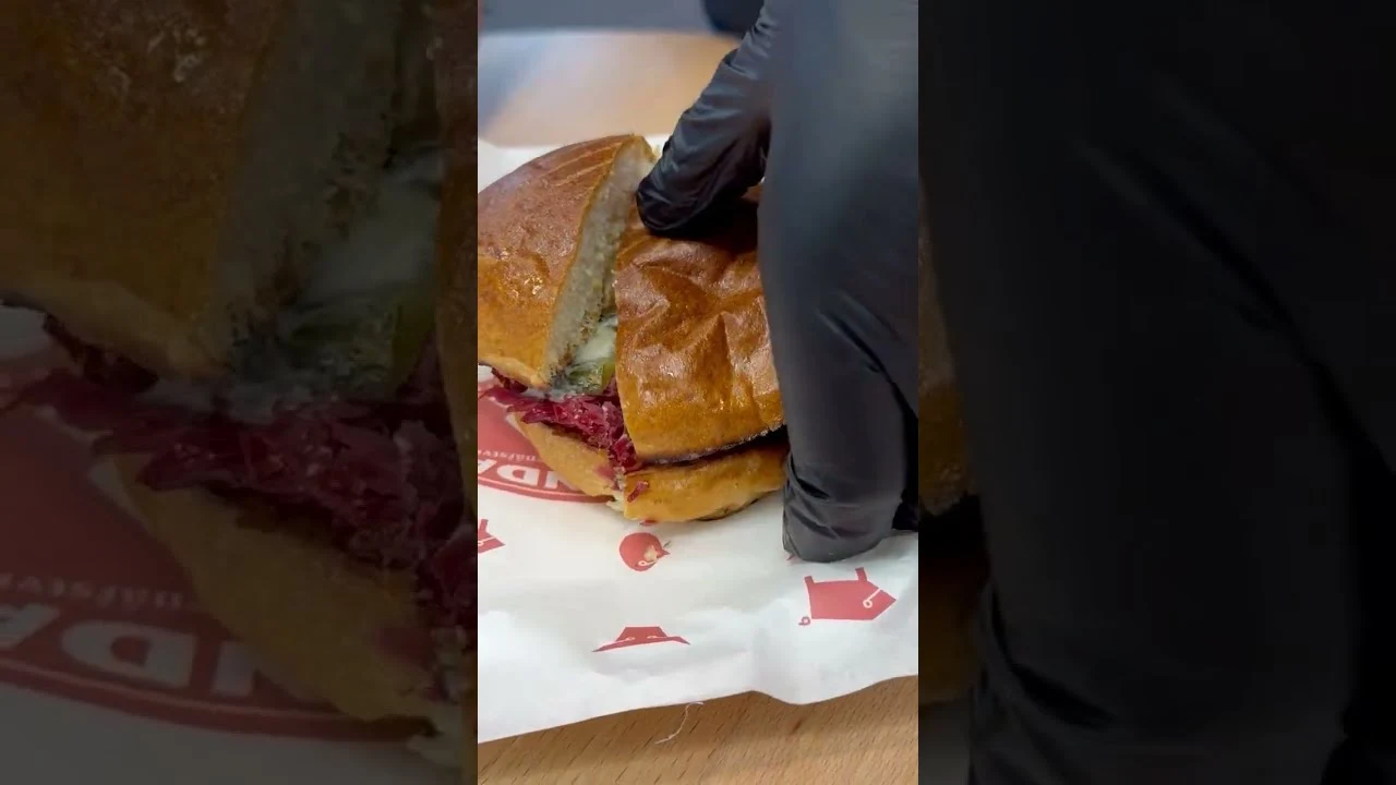 Pastrami burger při rozkrojení v Řeznictví Landa