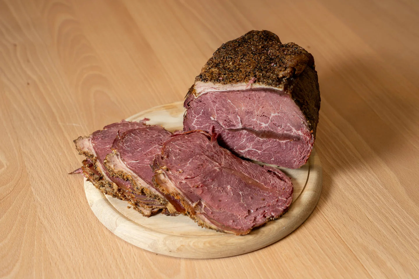 Landovo pastrami na dřevěném prkénku