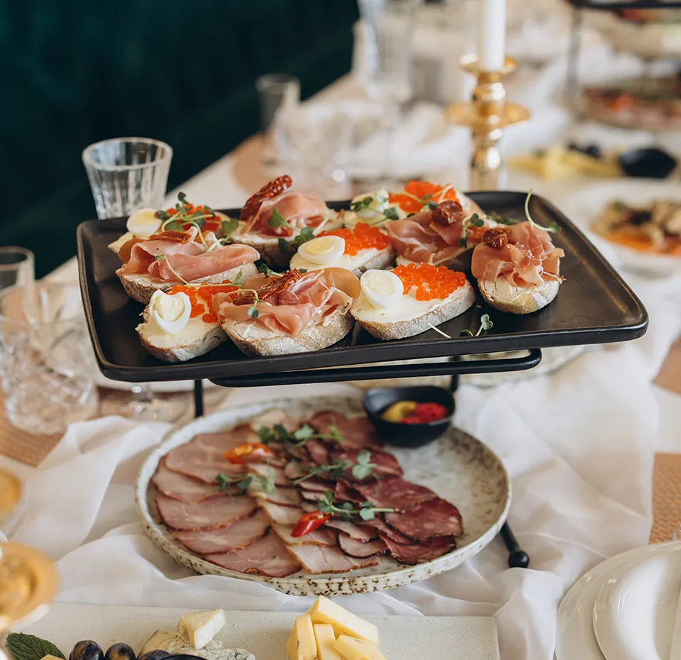 Slavnostní raut s chlebíčky a masovými specialitami od Catering Landa a Dvořák